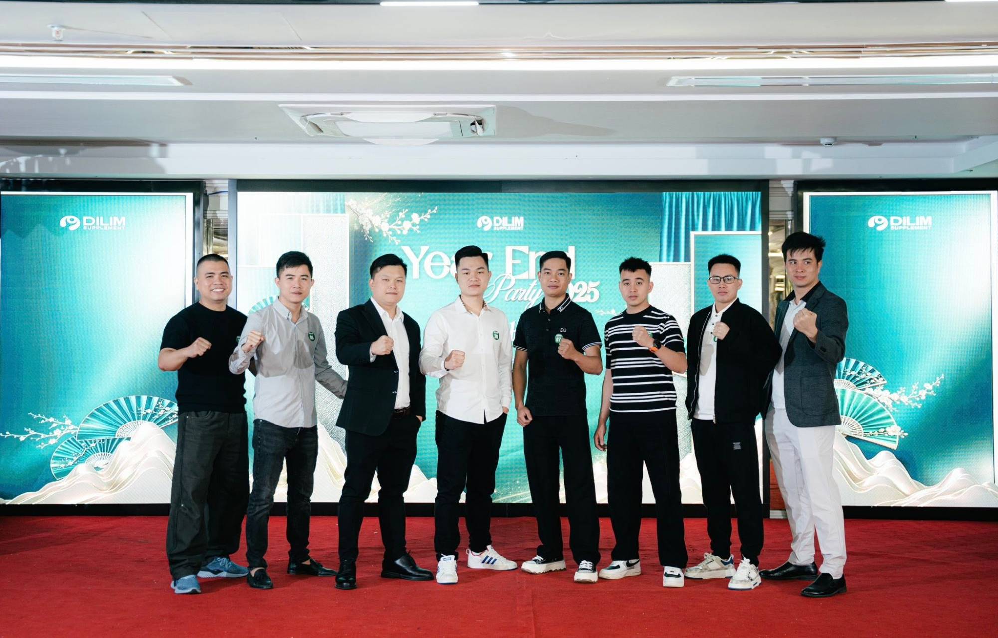 Leader Trần Hữu Hoàng (áo sơ mi trắng) cùng anh em DiLiM