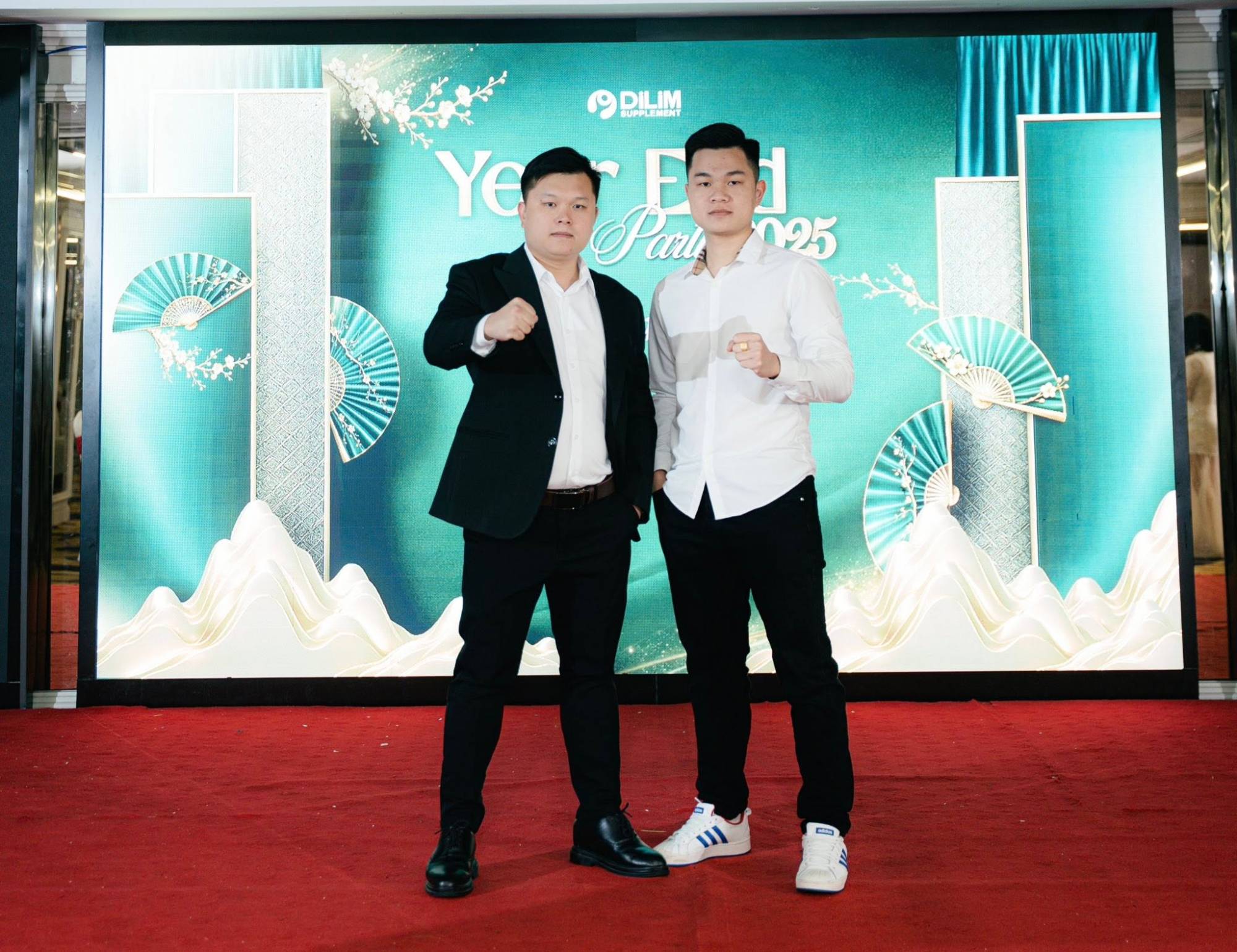Leader Trần Hữu Hoàng (áo sơ mi trắng) tại Year End Party 2025 của DiLiM